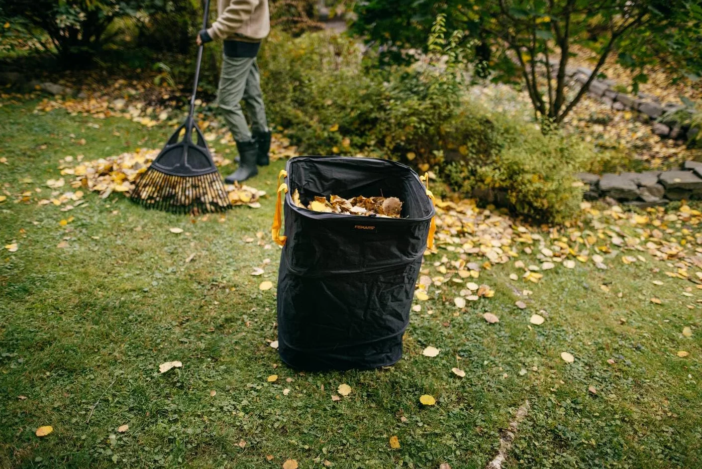 Fiskars Sac à végétaux pop-up avec poignées, Peu encombrant et pliable, Capacité : 175 l, Hauteur : 70 cm, Largeur : 50 cm, Noir/Orange, Ergo, 1028372