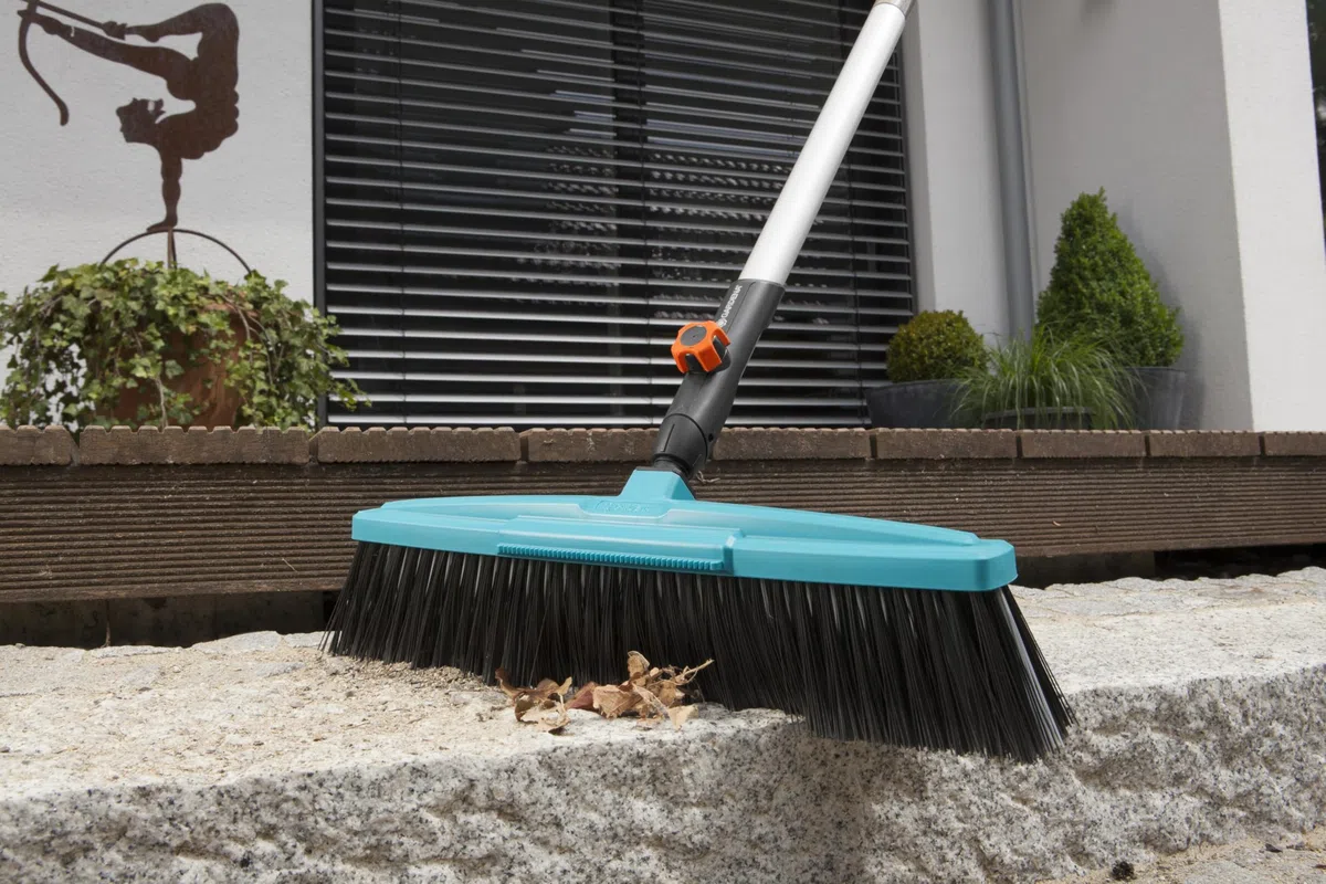 Balai de cantonnier Combisystem de Gardena : Balai Robuste pour Le Jardin et Les chemins Autour de la Maison, Largeur de Travail 45 cm, Poils Souples en polypropylène (3622-20)
