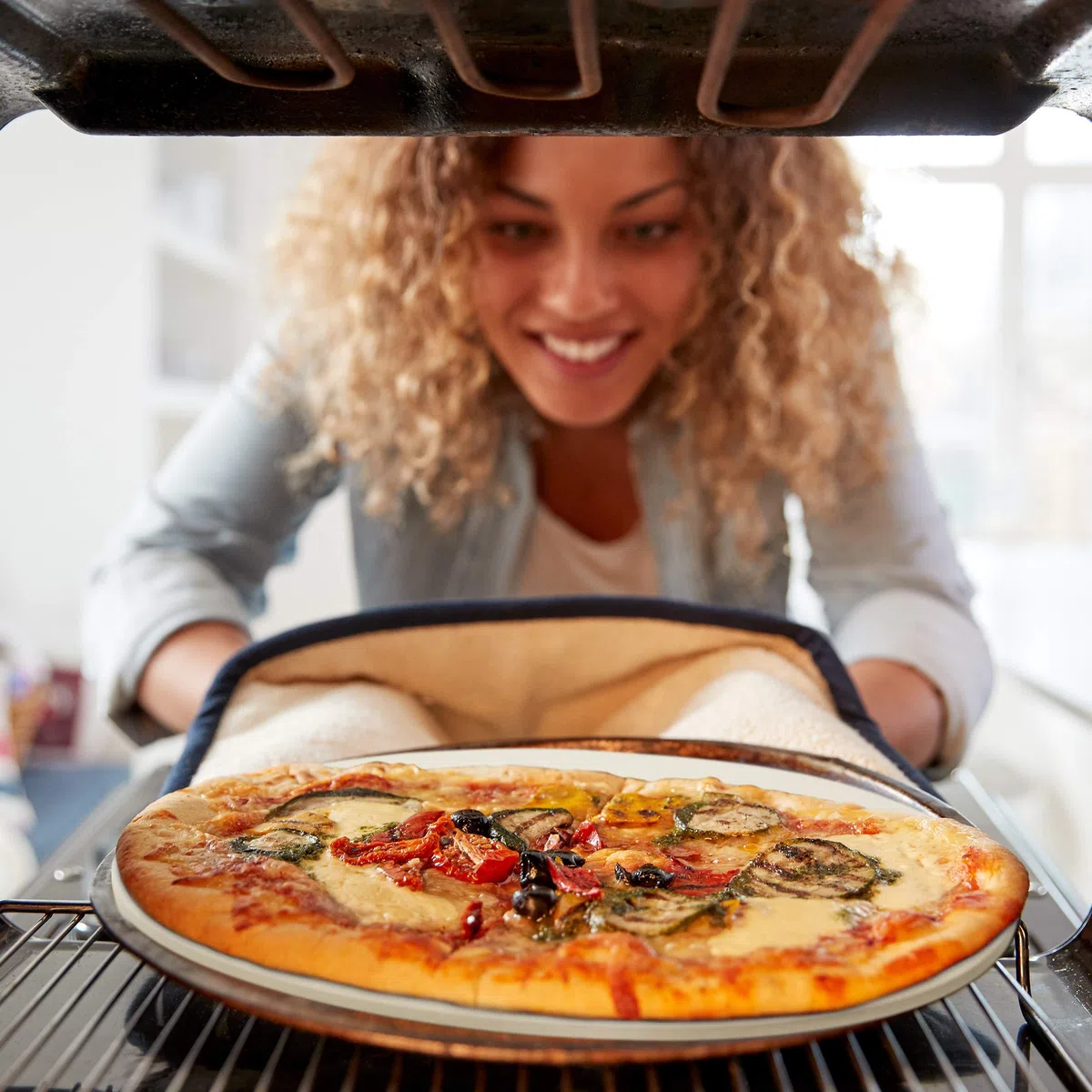 Relaxdays Pierre à pizza pour cuisson Pierre Rond, diamètre : 33 cm, 1 cm d'épaisseur, cuisson en pierre de Cordiérite pour croustillantes Pizzas, pains et plus, dans le four et grill, beige