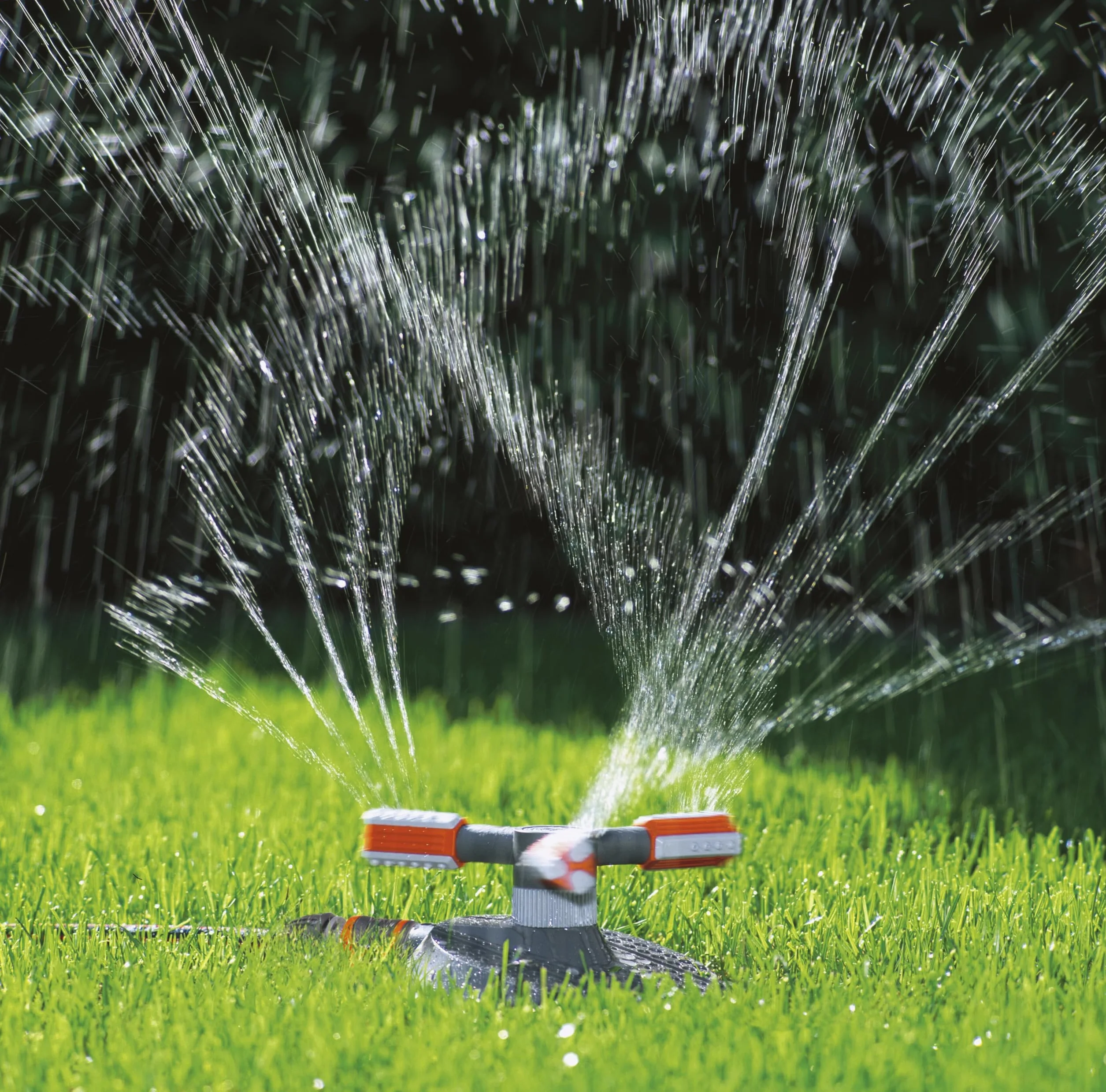 Arroseur rotatif Mambo Comfort de Gardena : arroseur de pelouse pour un arrosage uniforme, gicleurs rotatifs de précision, pour des surfaces de jusqu'à 310 m², portée max. du jet 20 m (2062-20)
