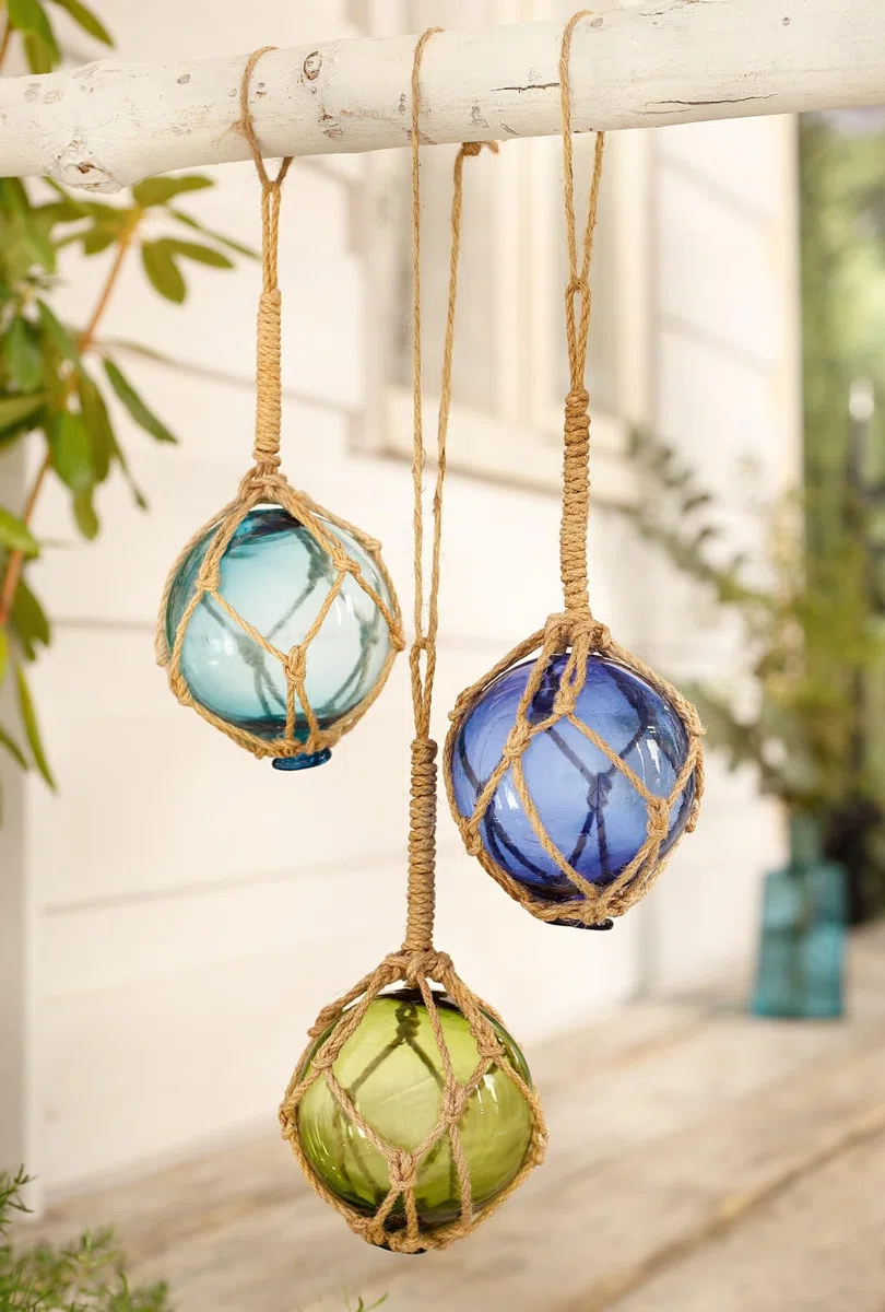 Dekoleidenschaft Lot de 3 boules décoratives en verre dans un filet de pêche, bleu, turquoise, vert, décoration marine pour jardin, décoration suspendue, boules en verre décoratives pour usage