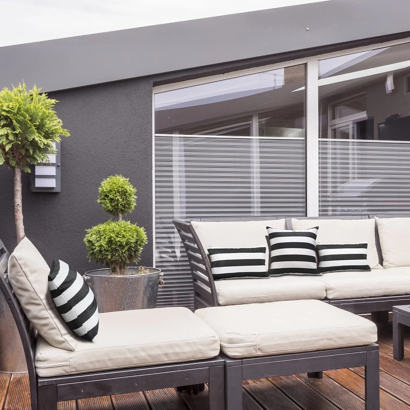 Lewondr 2 PCS Housses de Coussin d'Extérieur Imperméables, Taie d'oreiller Imperméable Rectangulaire à Rayures pour Patio Véranda Maison de Campagne Jardin Balcon, 30x50cm, Noir&Gris+Blanc