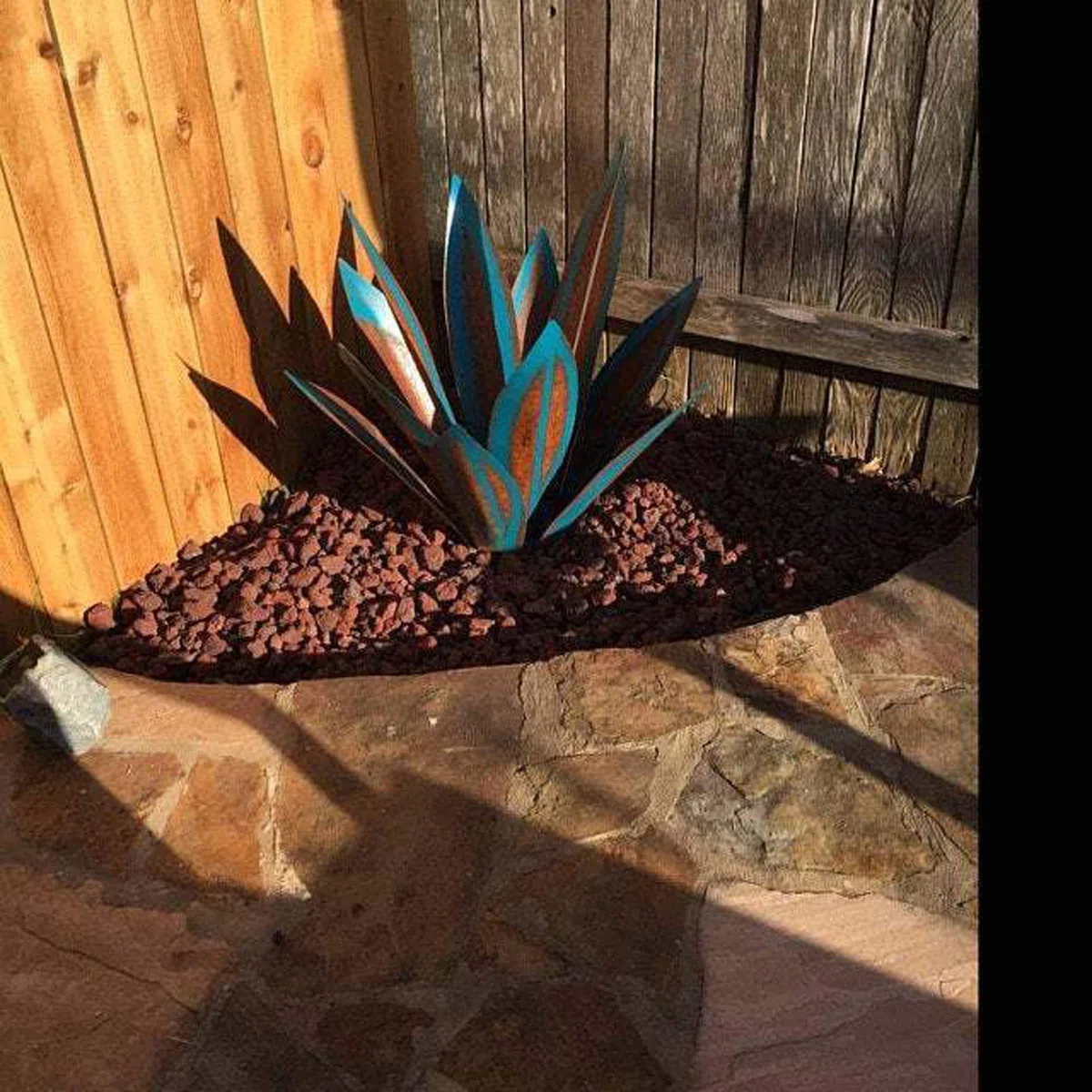 Sculpture Rustique de Tequila Bleue - Art décoration Statue Déco à la Maison, Figurines de Jardin, Ornements de Pelouse, Piquets de Jardin, Plantes d'agave en Métal pour Cour Extérieure, 13.8inch