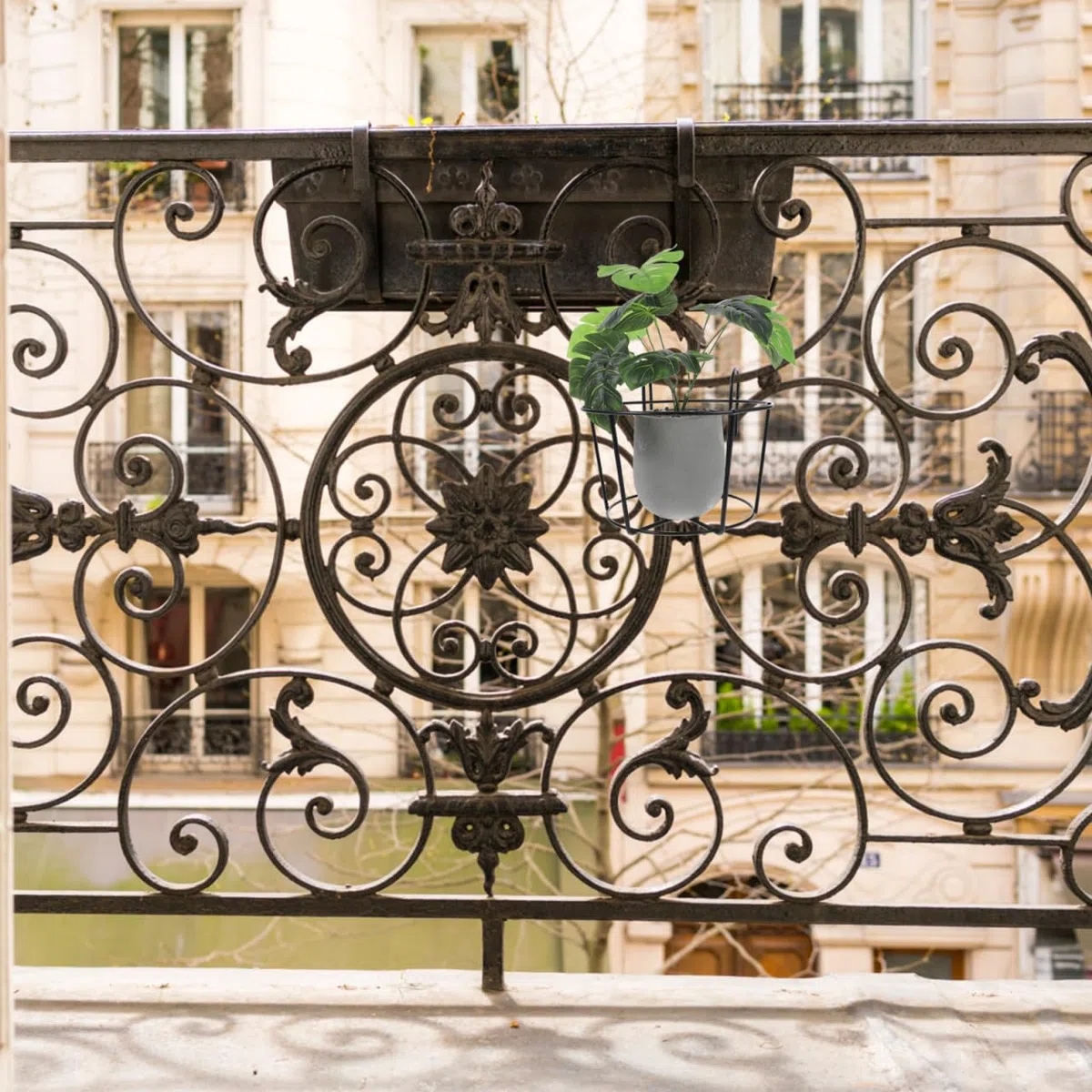 Angoily Lot de 2 pots de fleurs ronds en métal à suspendre - Support de pot de fleurs en fil de fer - Support de pot noir - Étagère en fer - Panier à plantes de balcon pour clôture de balcon en plein