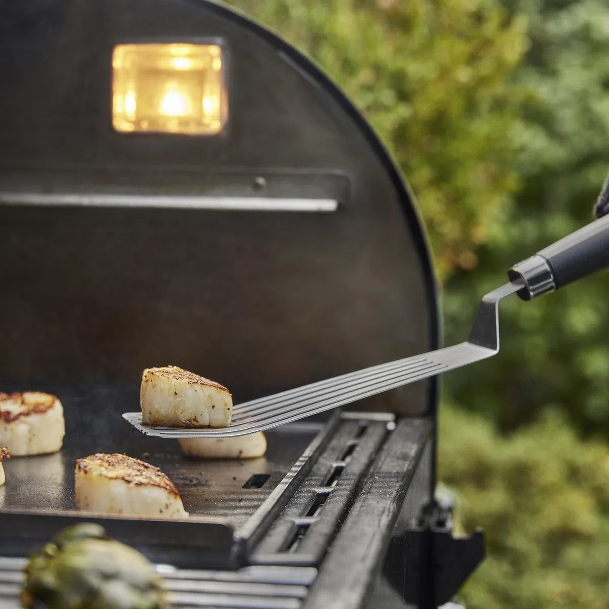 Weber Spatule Flexible pour plancha (41cm), en Acier Inoxydable, Design Fendu, Bords biseautés, poignée Confortable antidérapante, Lavable au Lave-Vaisselle - Argent (6780)