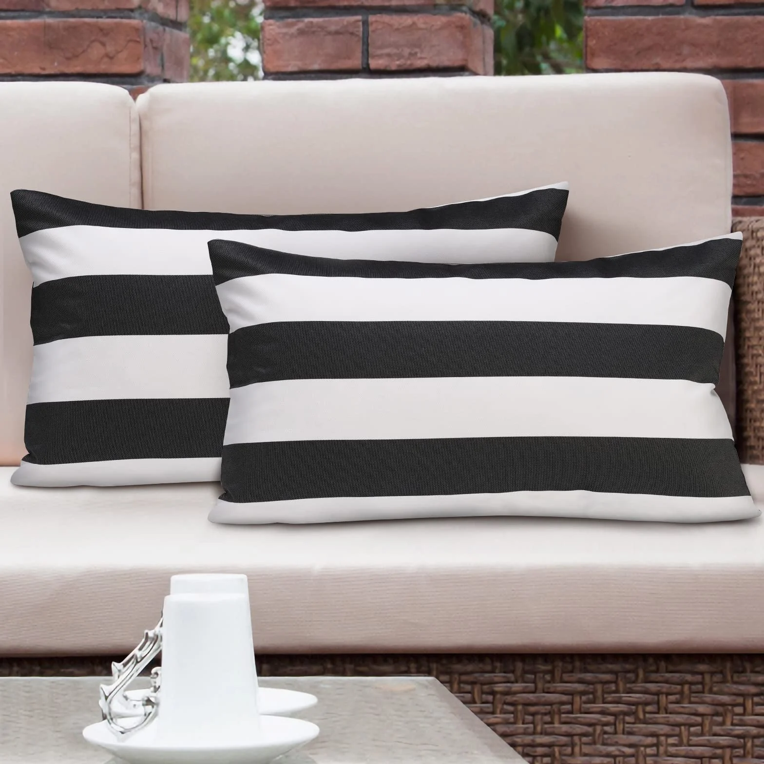 Lewondr 2 PCS Housses de Coussin d'Extérieur Imperméables, Taie d'oreiller Imperméable Rectangulaire à Rayures pour Patio Véranda Maison de Campagne Jardin Balcon, 30x50cm, Noir&Gris+Blanc