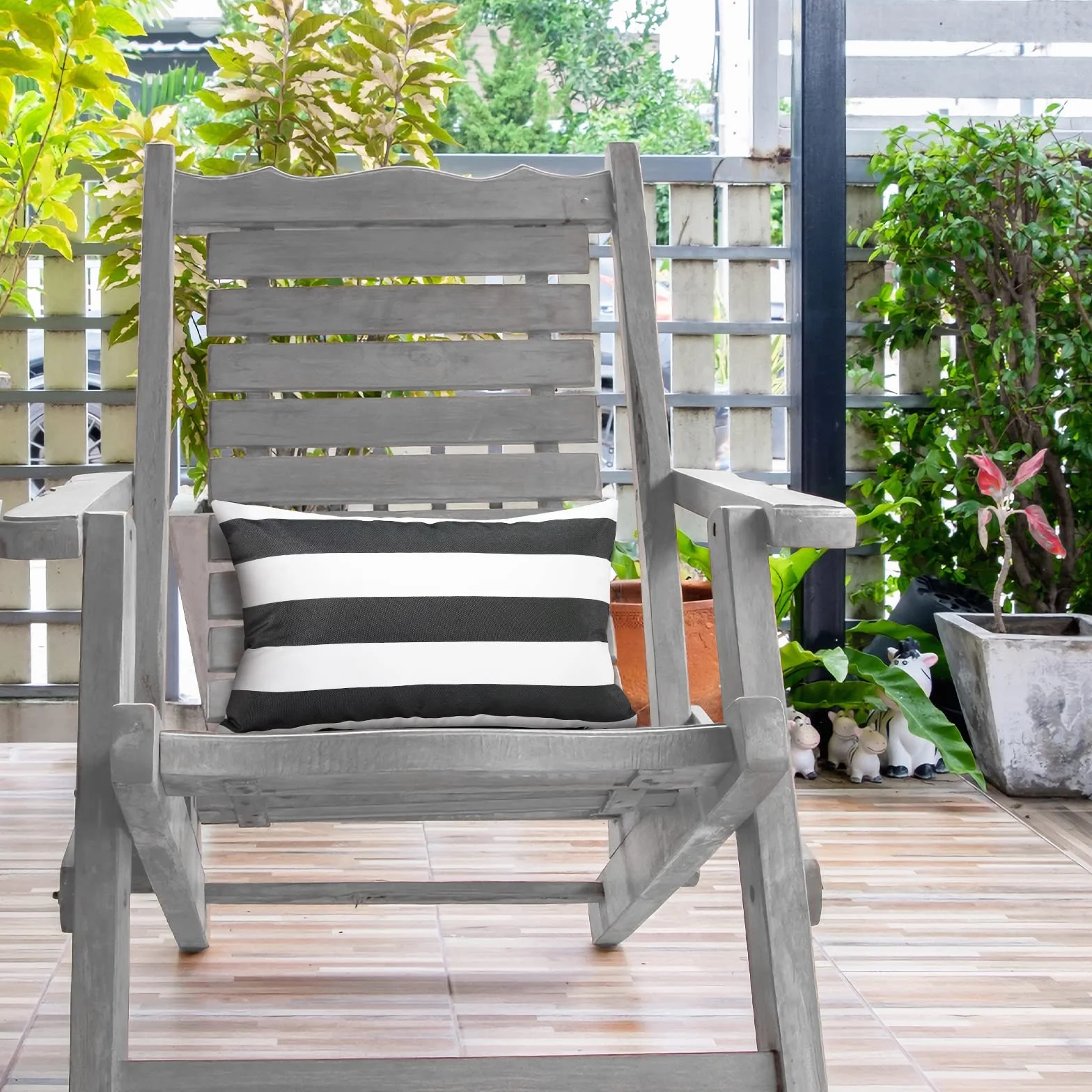 Lewondr 2 PCS Housses de Coussin d'Extérieur Imperméables, Taie d'oreiller Imperméable Rectangulaire à Rayures pour Patio Véranda Maison de Campagne Jardin Balcon, 30x50cm, Noir&Gris+Blanc